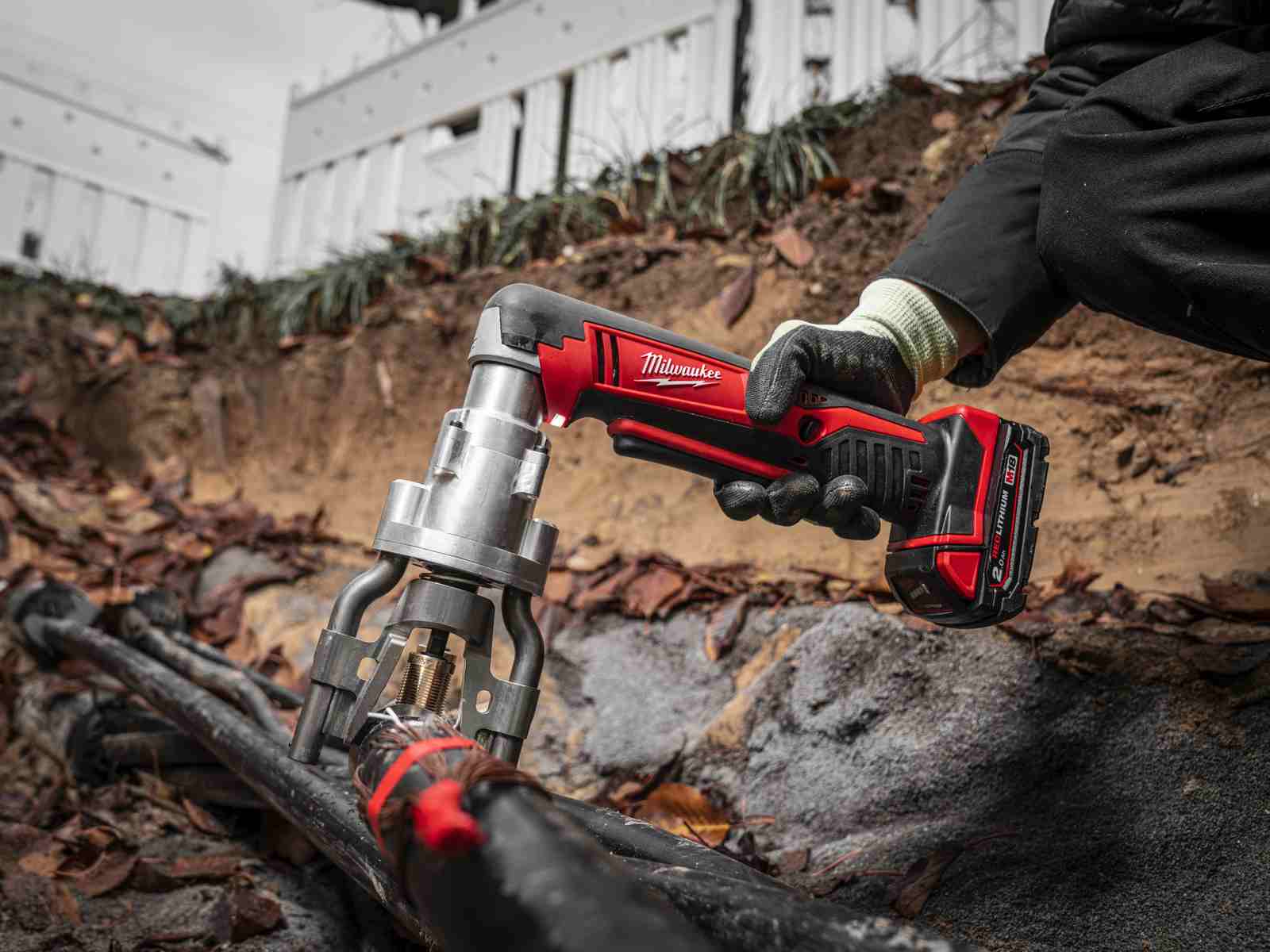 Scula pentru instalarea conectorilor electrici Milwaukee M18 BSBT-202X, 100Nm, 60RPM, acumulatori, incarcator, cutie, 4933493289