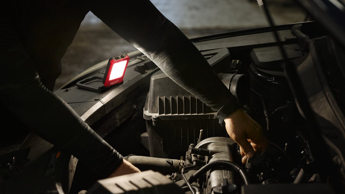 lanterna pliabila LED Milwaukee 500 lumeni rezistenta