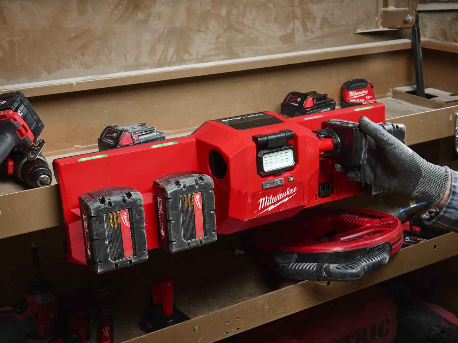 Incarcator magnetic Milwaukee M12-M18 GBC4, 450 lumeni, USB-C 15W, 4933493863