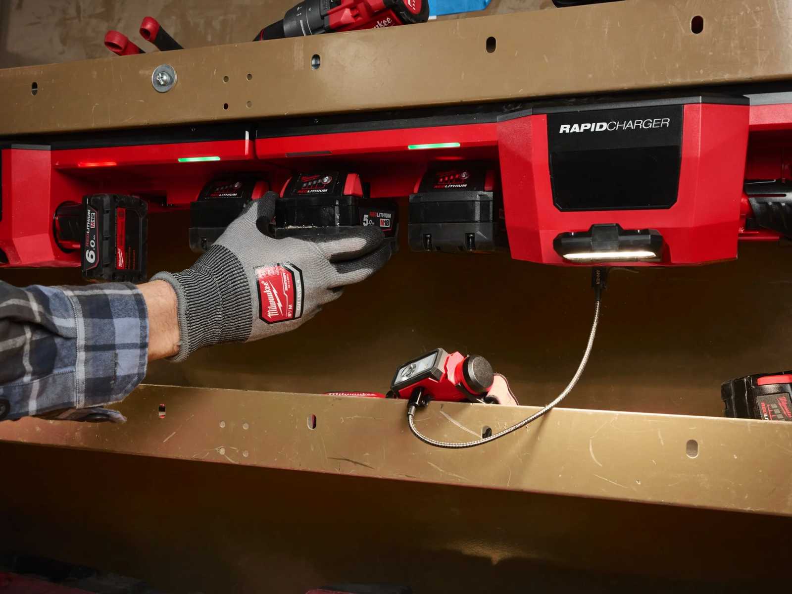 Incarcator magnetic Milwaukee M12-M18 GBC4, 450 lumeni, USB-C 15W, 4933493863