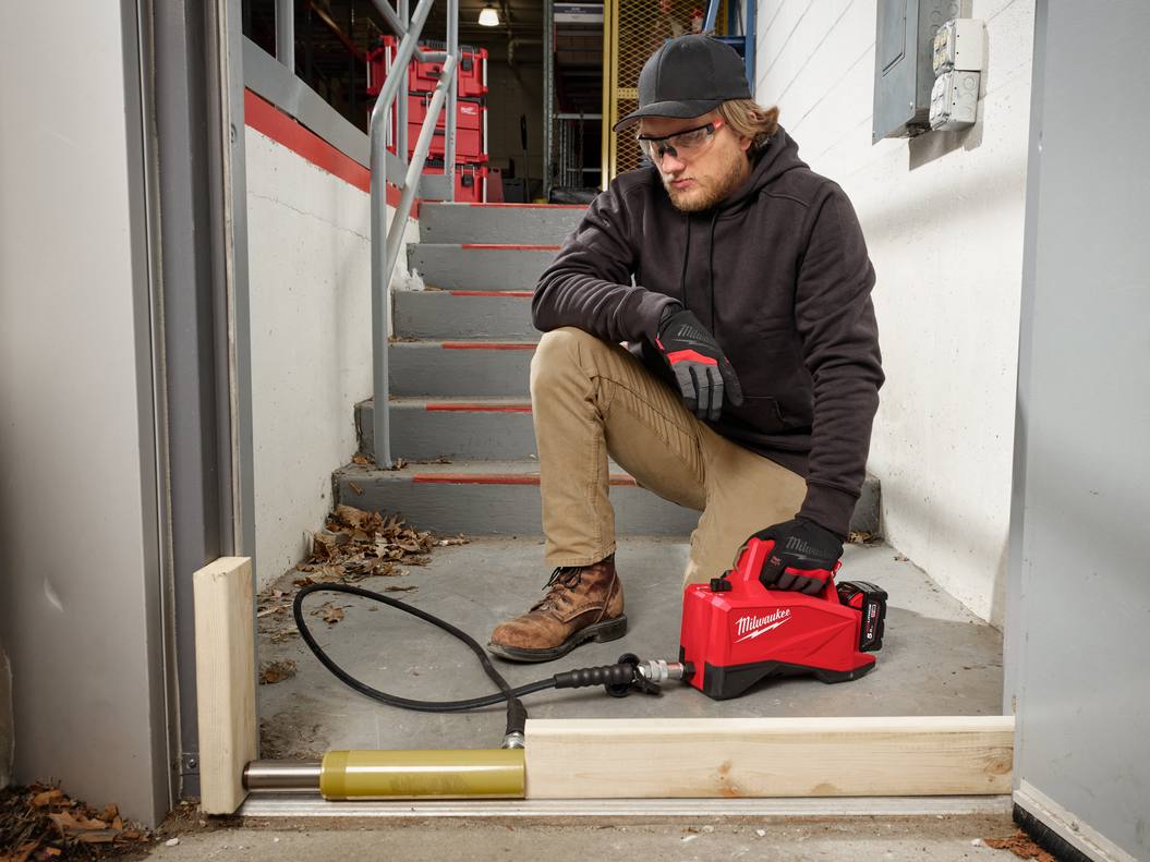 pompa hidraulica Milwaukee 700 bari