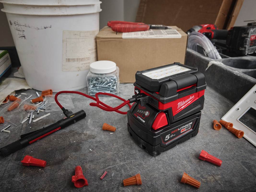 Lampa compacta pivotanta Milwaukee M18 ALIS-0, tehnologie TrueView, 1000 lumeni, 110h functionare, USB A, USB C, IP20, 4933498148