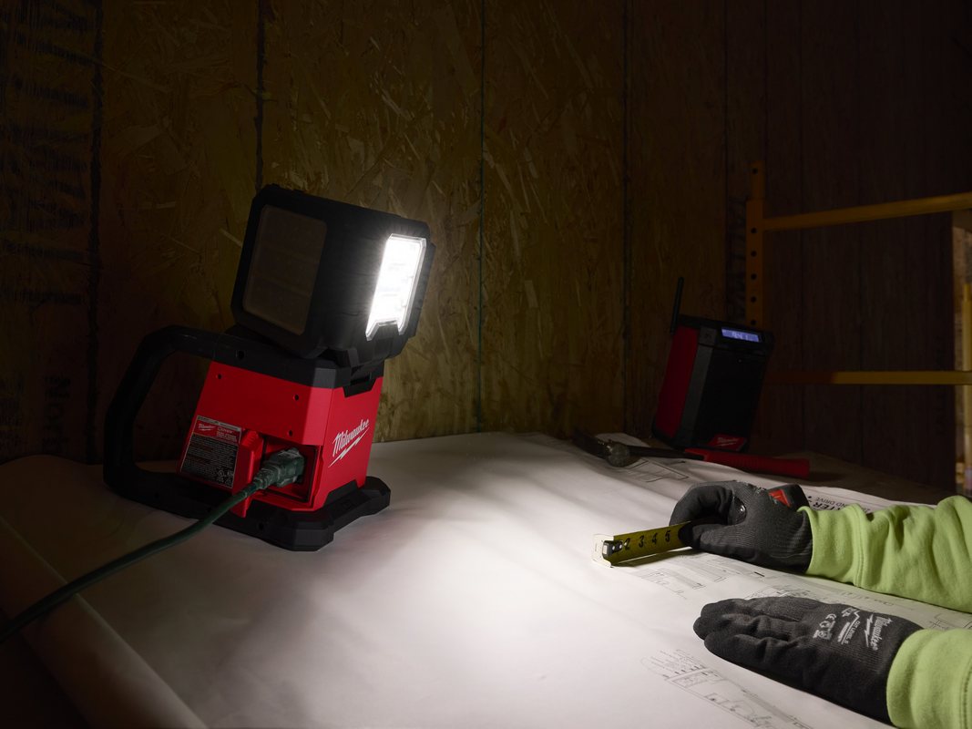 Proiector multidirectional Milwaukee M18 MDTL-0, 4500 lumeni, 3 capete de lumina, baza magnetica, maner transport, rezistent la impact, IP20, 4933498149