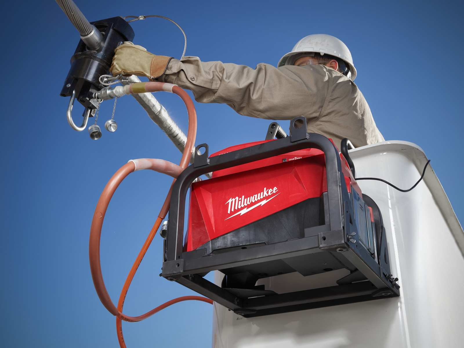 Pompa hidraulica utilitara Milwaukee M18 HUP700-121, 700 bari, rezervor 1.6L, motor fara perii, cablu 1.8m, 1x acumulator, 1x incarcator, tehnologie One Key, IP54, 4933499335