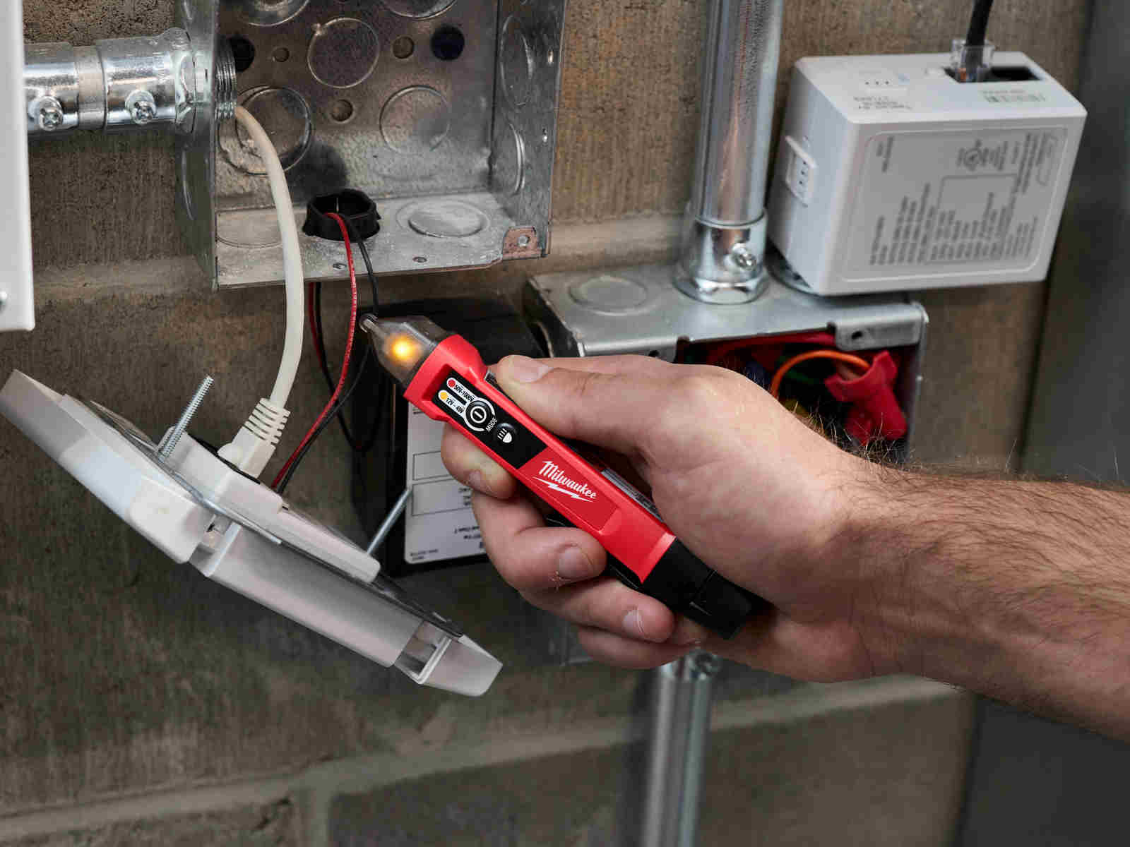 detector tensiune Milwaukee