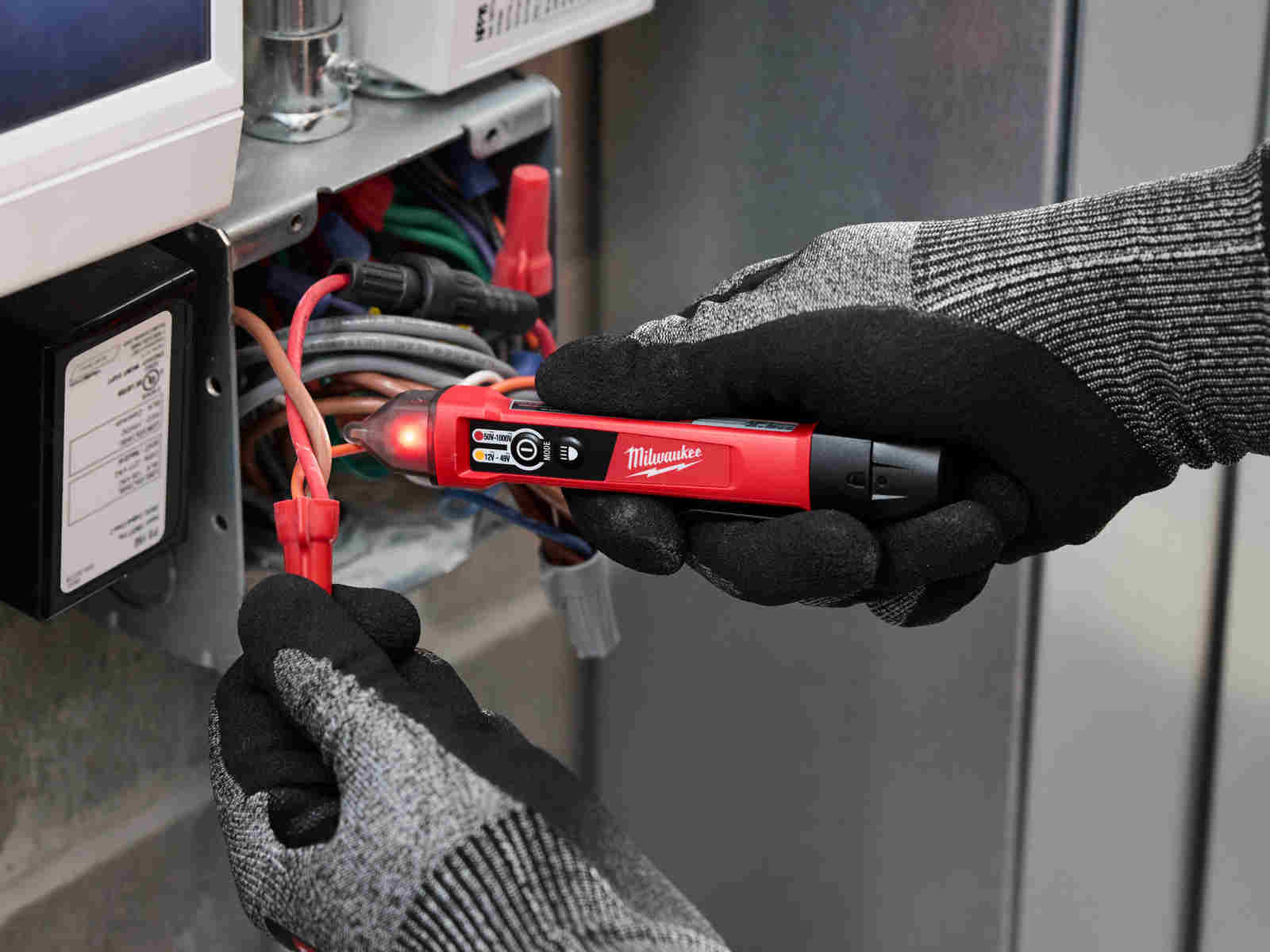 detector tensiune Milwaukee