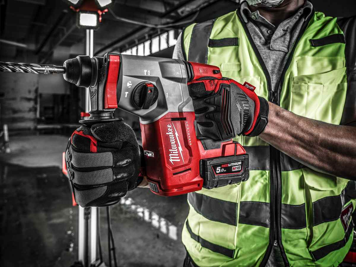 ciocan rotopercutor Milwaukee