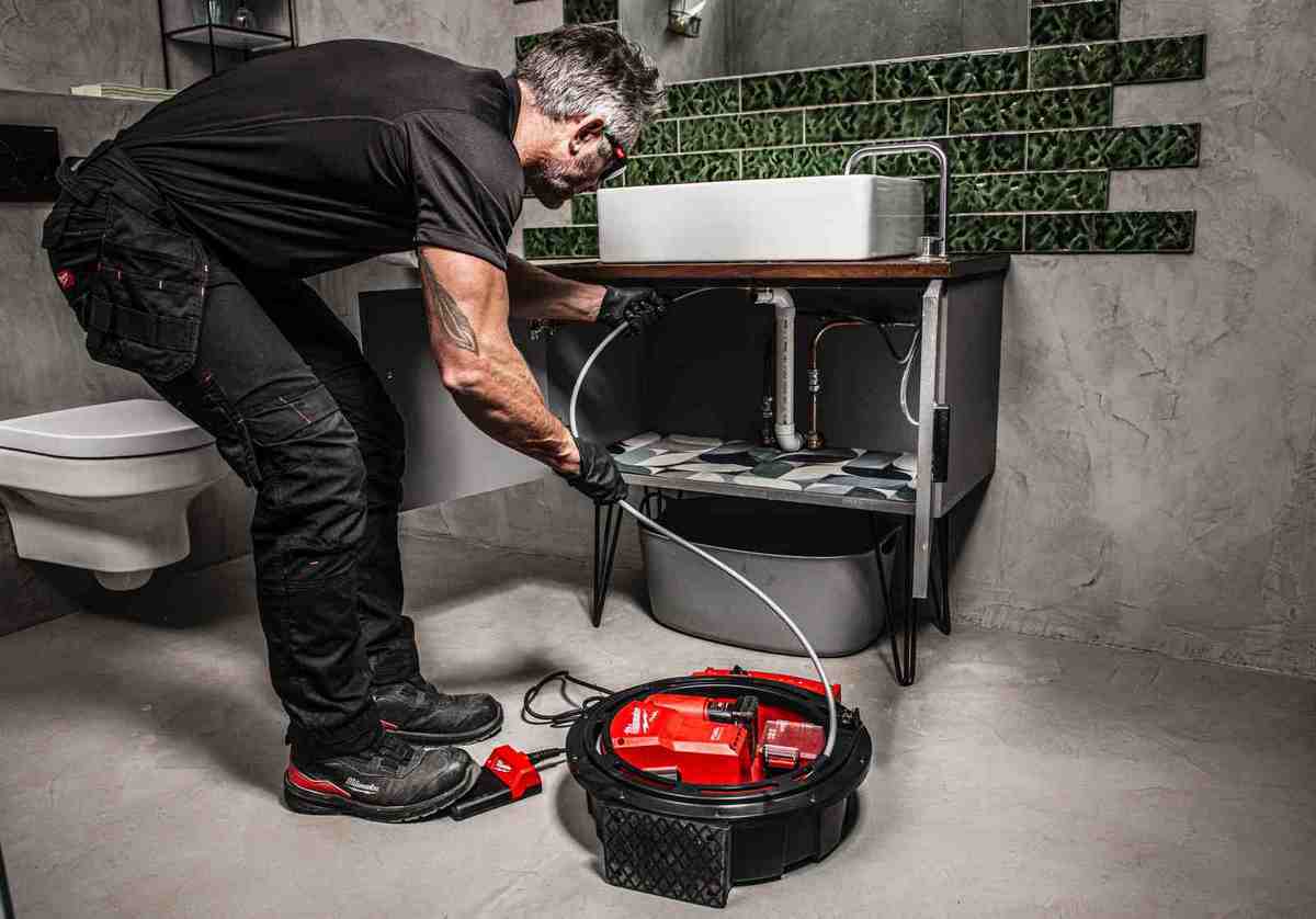 utilizare masina desfundare tevi milwaukee 