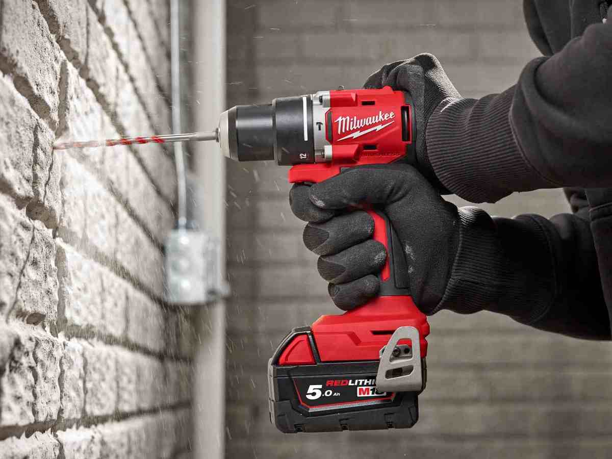 utilizare masina de gaurit milwaukee