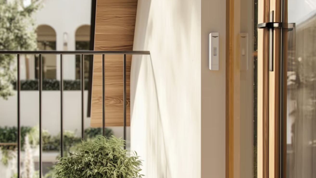 Ajax Curtain Outdoor Mini WH  Detector miscare tip perdea exterior si interior, Ajax Curtain Outdoor Mini WH, wireless, PIR, distanta 5m, 2x CR123A incluse, IP55, alb balcon