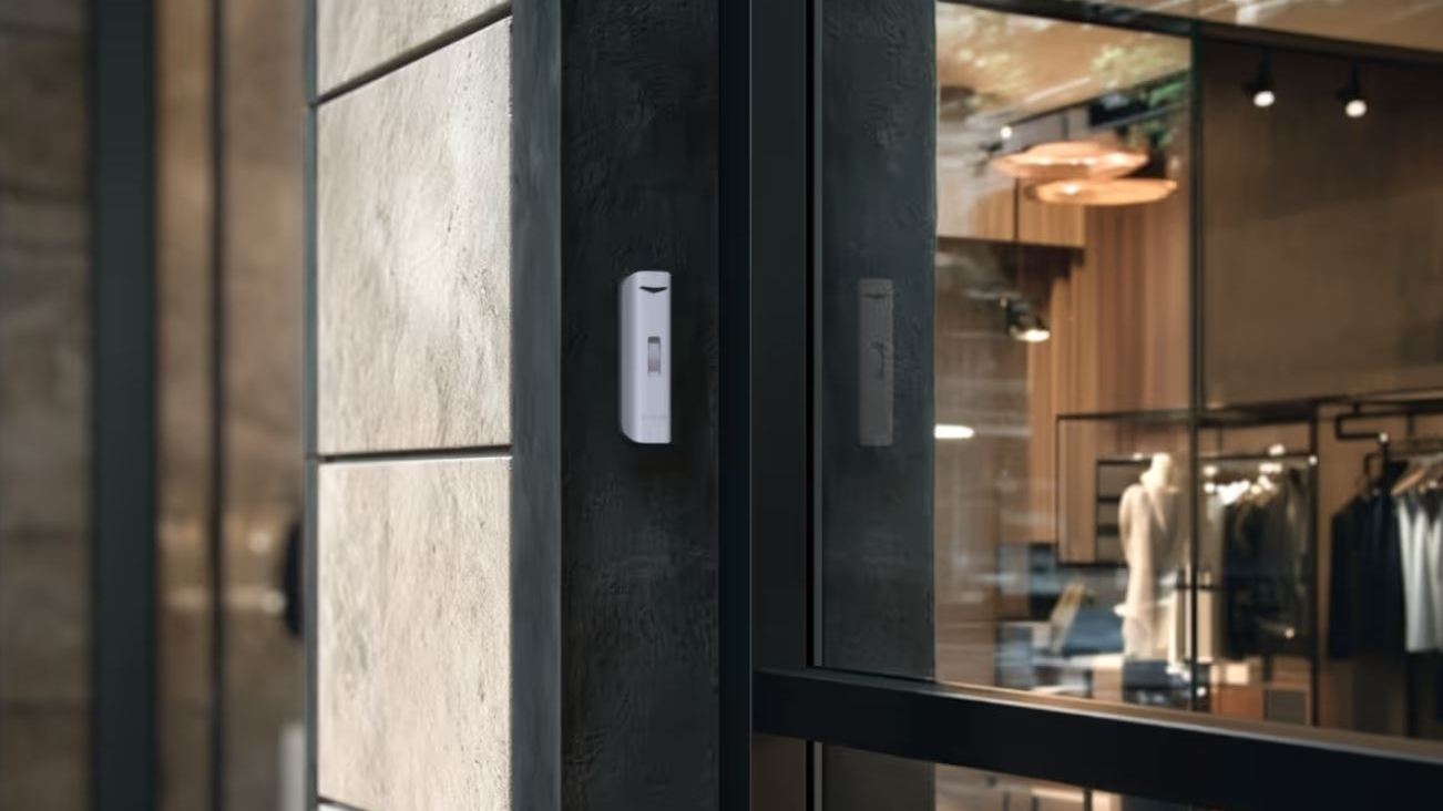 Ajax Curtain Outdoor Mini WH  Detector miscare tip perdea exterior si interior, Ajax Curtain Outdoor Mini WH, wireless, PIR, distanta 5m, 2x CR123A incluse, IP55, alb magazin