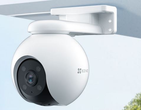 Aplicatia mobila compatibila cu aceasta camera se numeste EZVIZ si este disponibila gratuit pe magazinul Google Play si App Store.