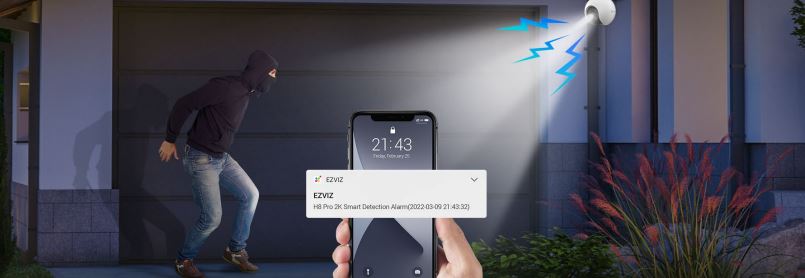 Aplicatia mobila compatibila cu aceasta camera se numeste EZVIZ si este disponibila gratuit pe magazinul Google Play si App Store.
