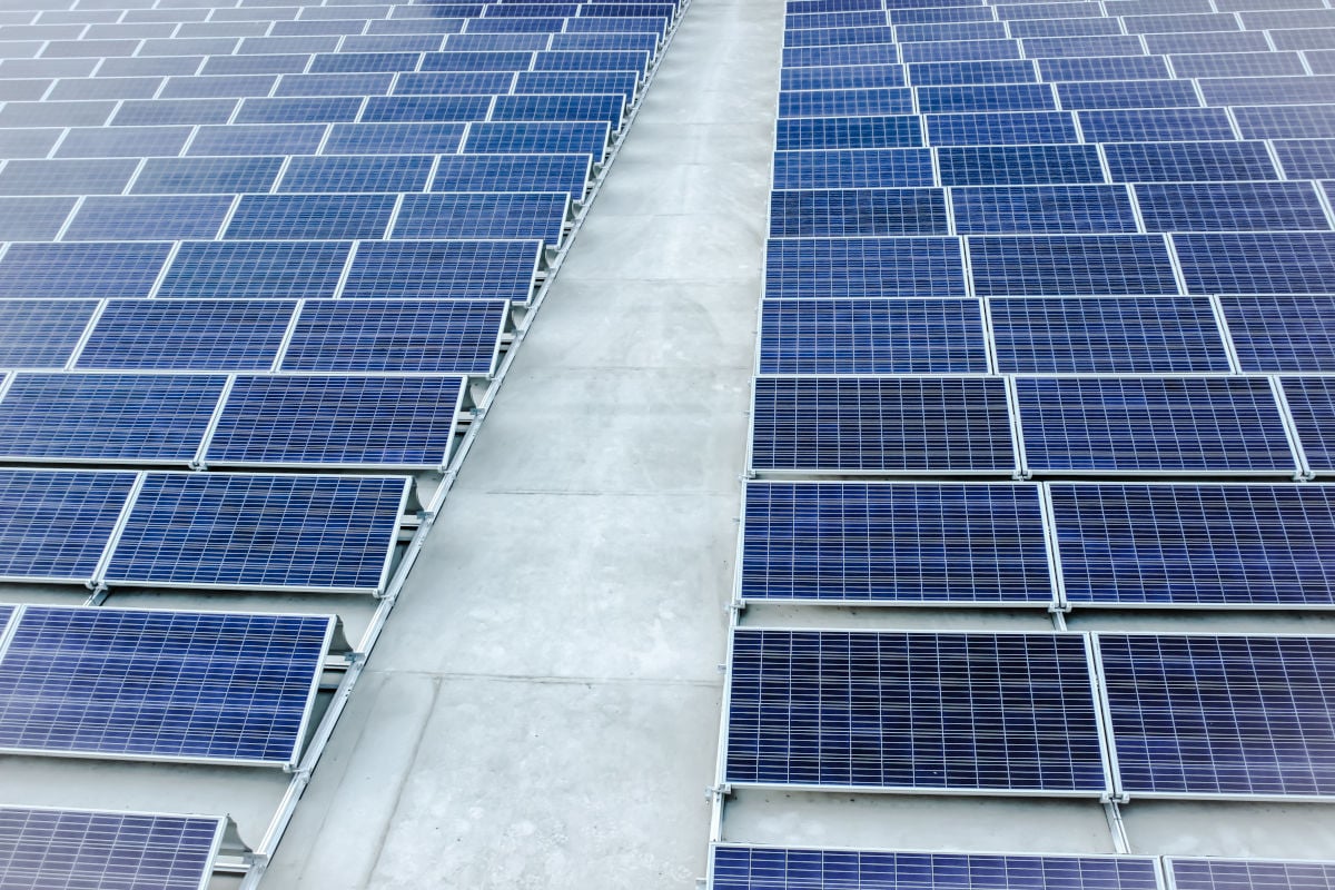 Panouri solare instalate, captand energia solara pentru un viitor mai verde.