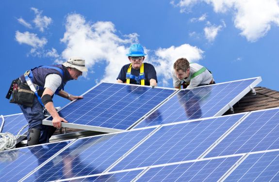 Bateriile si solutiile avansate de stocare a energiei pentru economie la bani.
