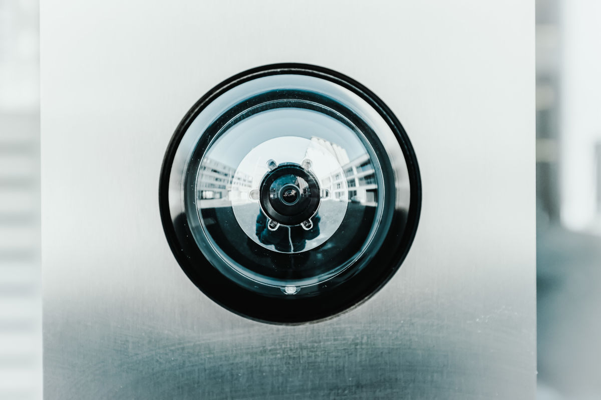 Camera de securitate montata pe o usa metalica, oferind protectie si accesibilitate prin videointerfon WiFi.