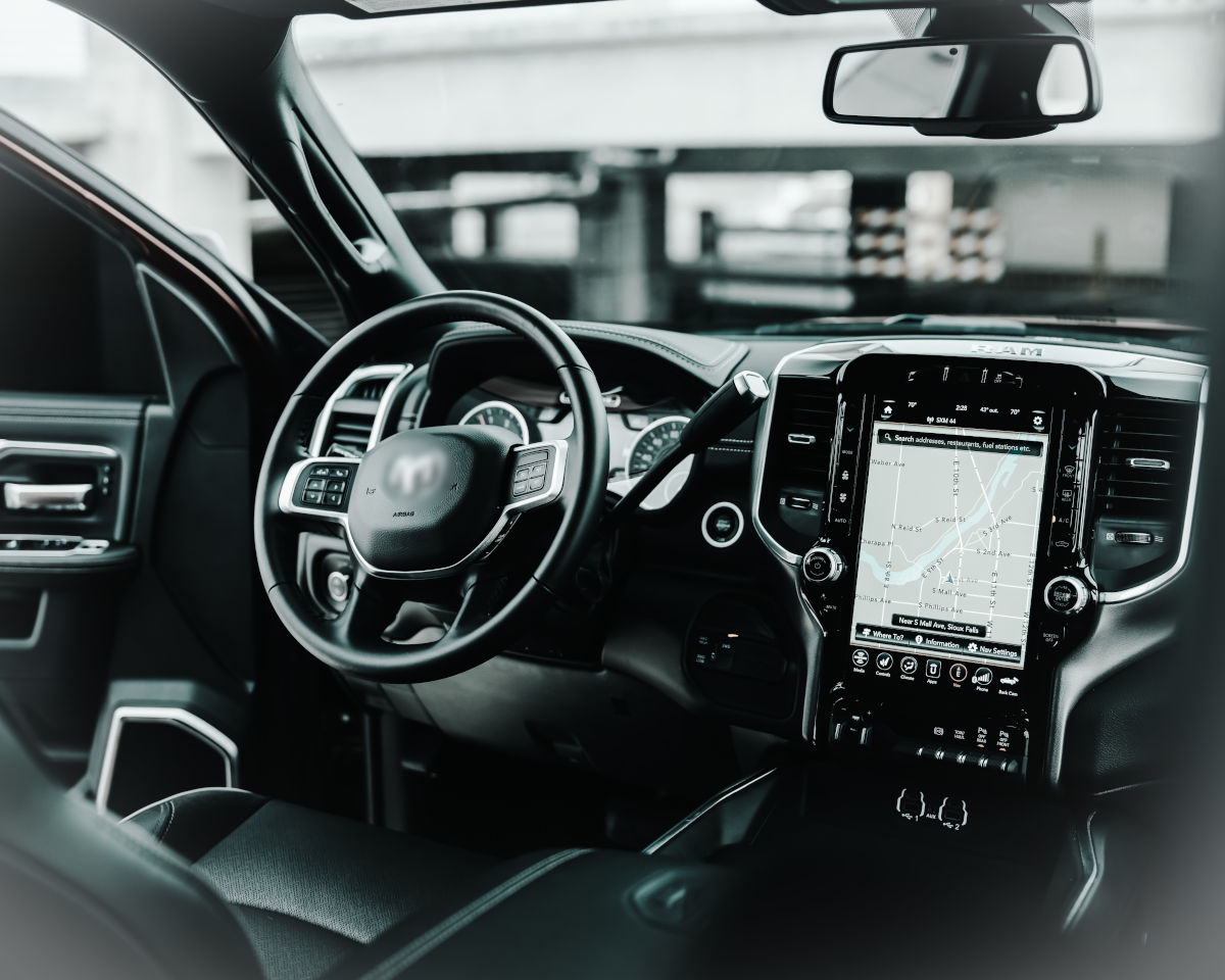 Interiorul unui masini, cu accent pe modul de parcare, oferind un aspect modern si confortabil.