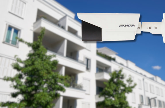 Camera supraveghere exterior cu lentila varifocala.