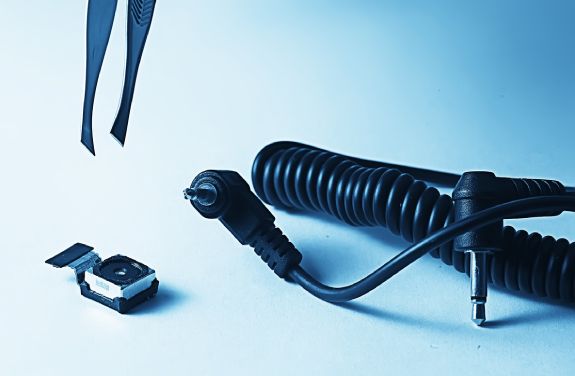 Camera spy cu fir este recunoscuta pentru stabilitatea conexiunii.
