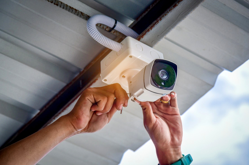 Camera de supraveghere pentru locuinta tip duplex, solutia ideala pentru protectia si monitorizarea continua a proprietatii.