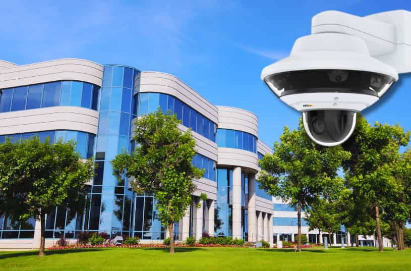 Camera supraveghere exterior IP cu autofocus.