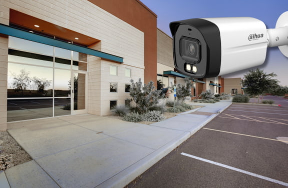 Camera supraveghere 4K cu iluminare duala.