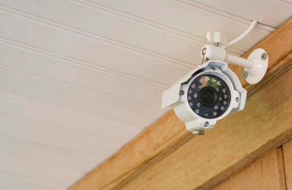 Camere supraveghere cu microfon pentru o monitorizare detaliata.