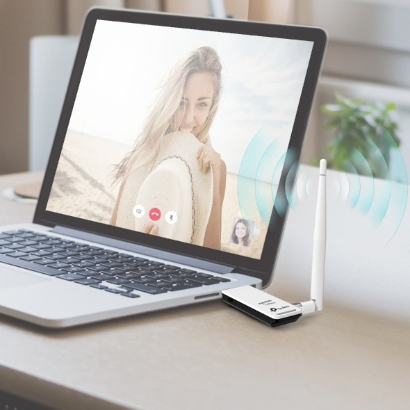 adaptor usb wireles conectat la laptop