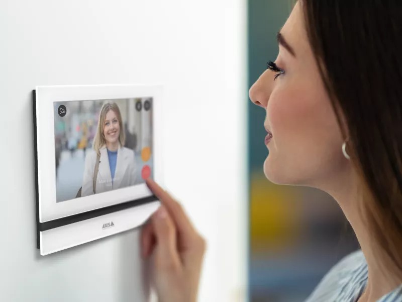 perosana care se uita la videointerfon