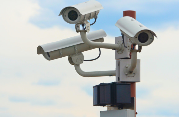 Camere supraveghere exterior cu tehnologii avansate.