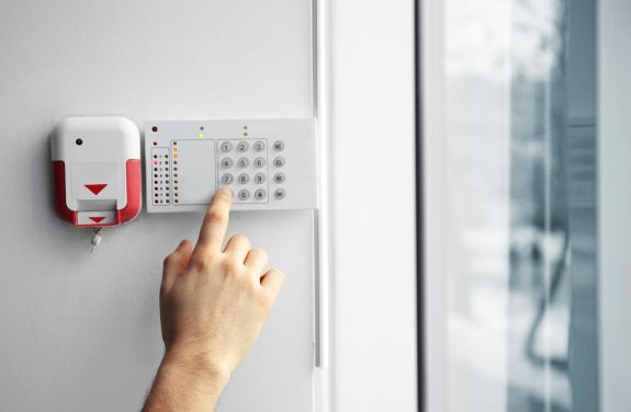 Centralele sunt conectate la sisteme de alarma, care emit semnale sonore.