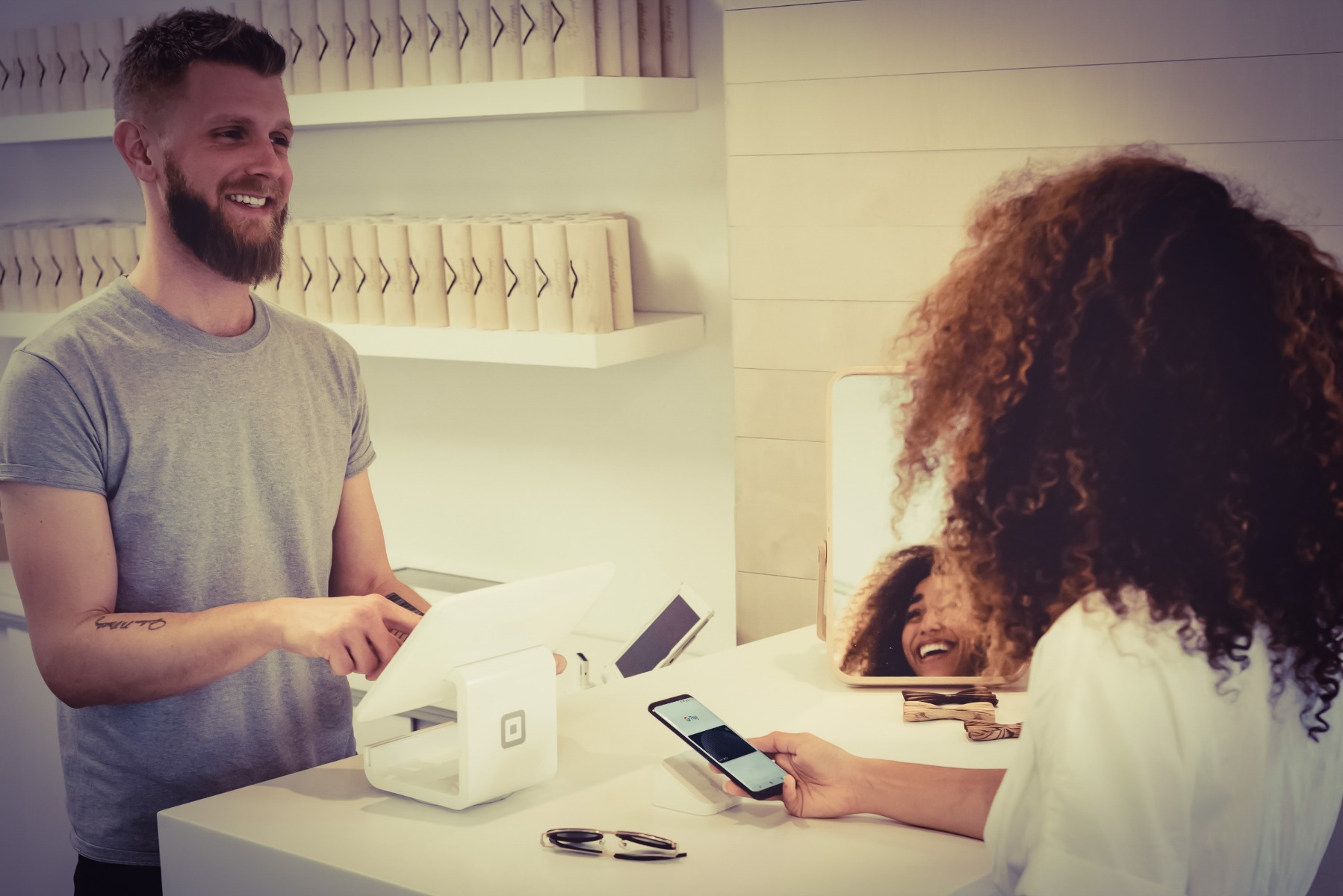 O femeie si un barbat discuta la un ghiseu, explorand cele mai bune oferte de sisteme de supraveghere si automatizari.