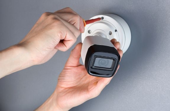 Instalare camera video pentru realizarea unui sistem de supraveghere wireless.