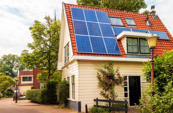 Costul unui sistem fotovoltaic incepe de la 1000 euro pentru o casa mica.