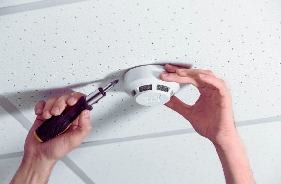 Detector de fum wireless pentru prevenire incendii.