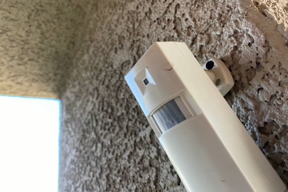 Detectorul de miscare de tip perdea pentru securizarea locuintelor sau birourilor.
