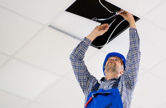 Dispozitiv electric de tras cabluri cu sistem avansat de retragere pentru reducerea timpului de lucru.