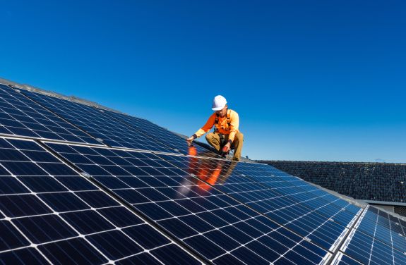 Energia solara reduce dependenta de reteaua electrica. 