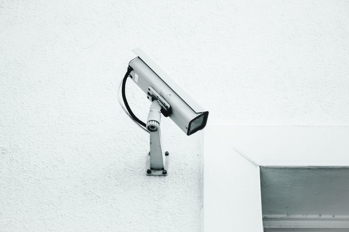 Camera de supraveghere amplasata pe o cladire.