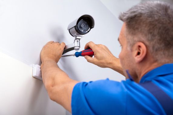 Instalare camera supraveghere cu senzori PIR pentru detectare miscare.