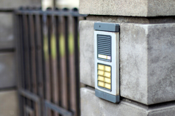 Prim-plan al unei porti metalice, aratand kitul interfon destinat portilor.