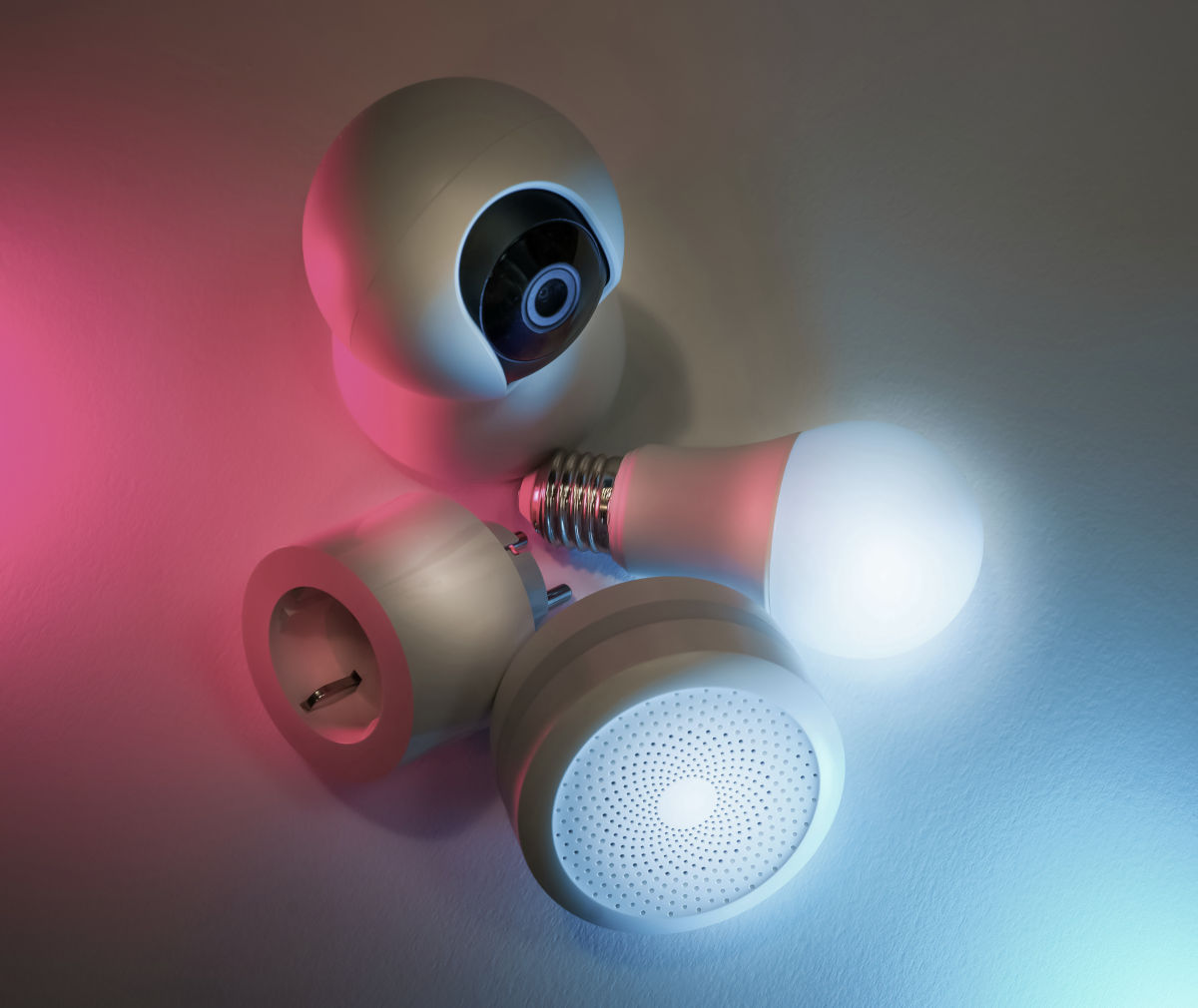 O lampa si o camera sunt prezentate impreuna, simbolizand inovatia si tehnologia de Black Friday Atu Tech.
