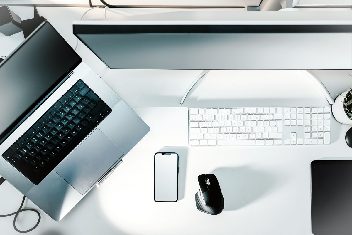  Vedere de sus a unui birou cu un laptop cablu conectat smart switch, mouse, tastatură și diverse obiecte organizate.