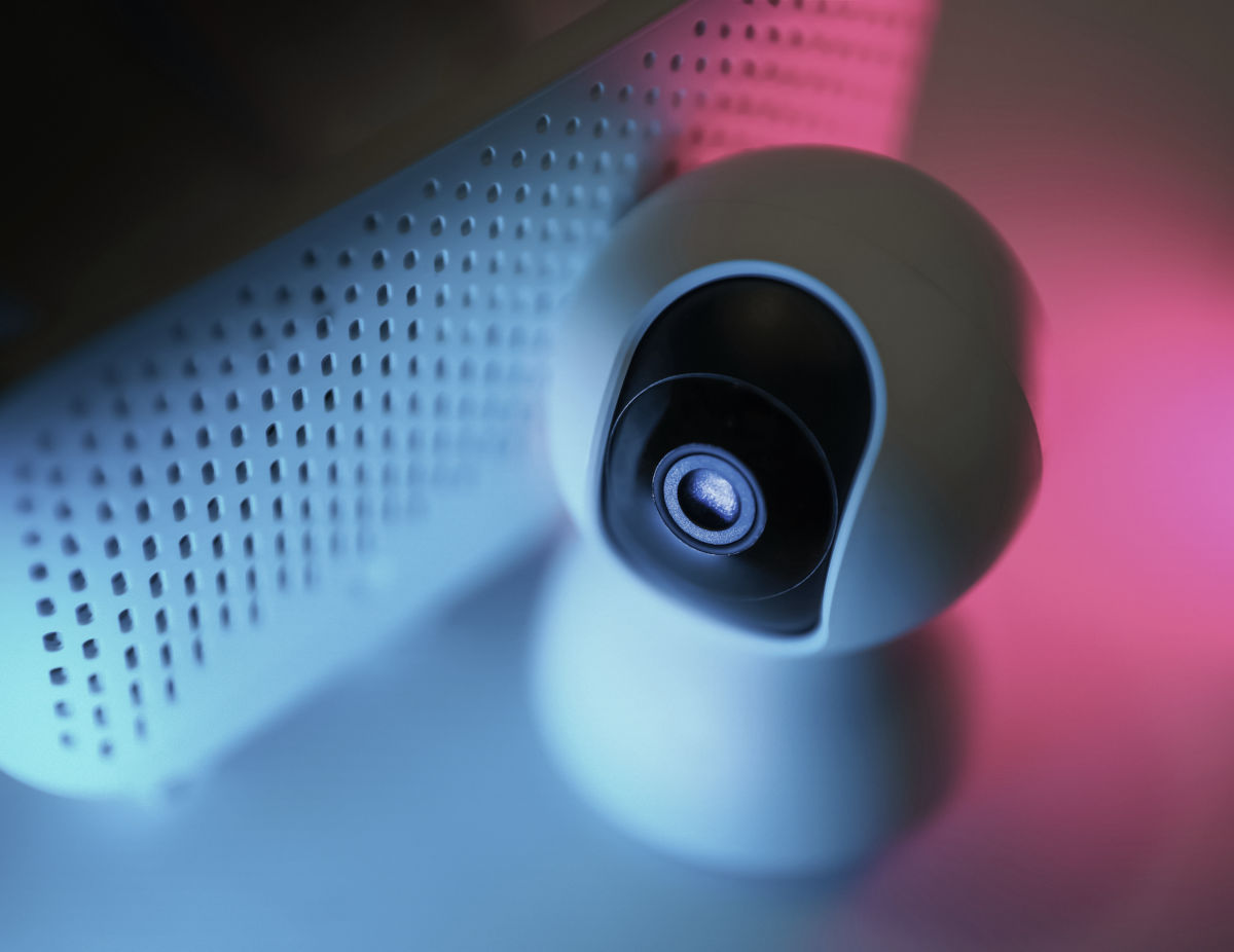 Prim-plan al unei camere de supraveghere inteligente, pregatita pentru Black Friday Atu Tech.