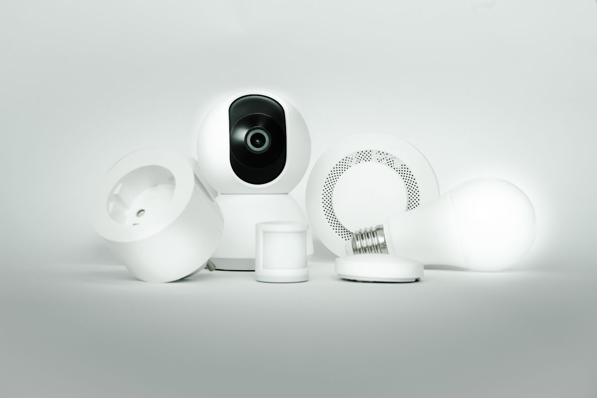 O camera alba alaturi de o lampa si un bec, perfecte pentru promotiile de Black Friday la camere de supraveghere.
