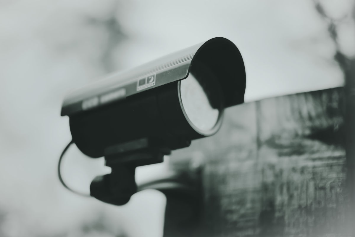 Imagine a unei camere de supraveghere, evidentiind cablurile care o conecteaza la sistemul de monitorizare.