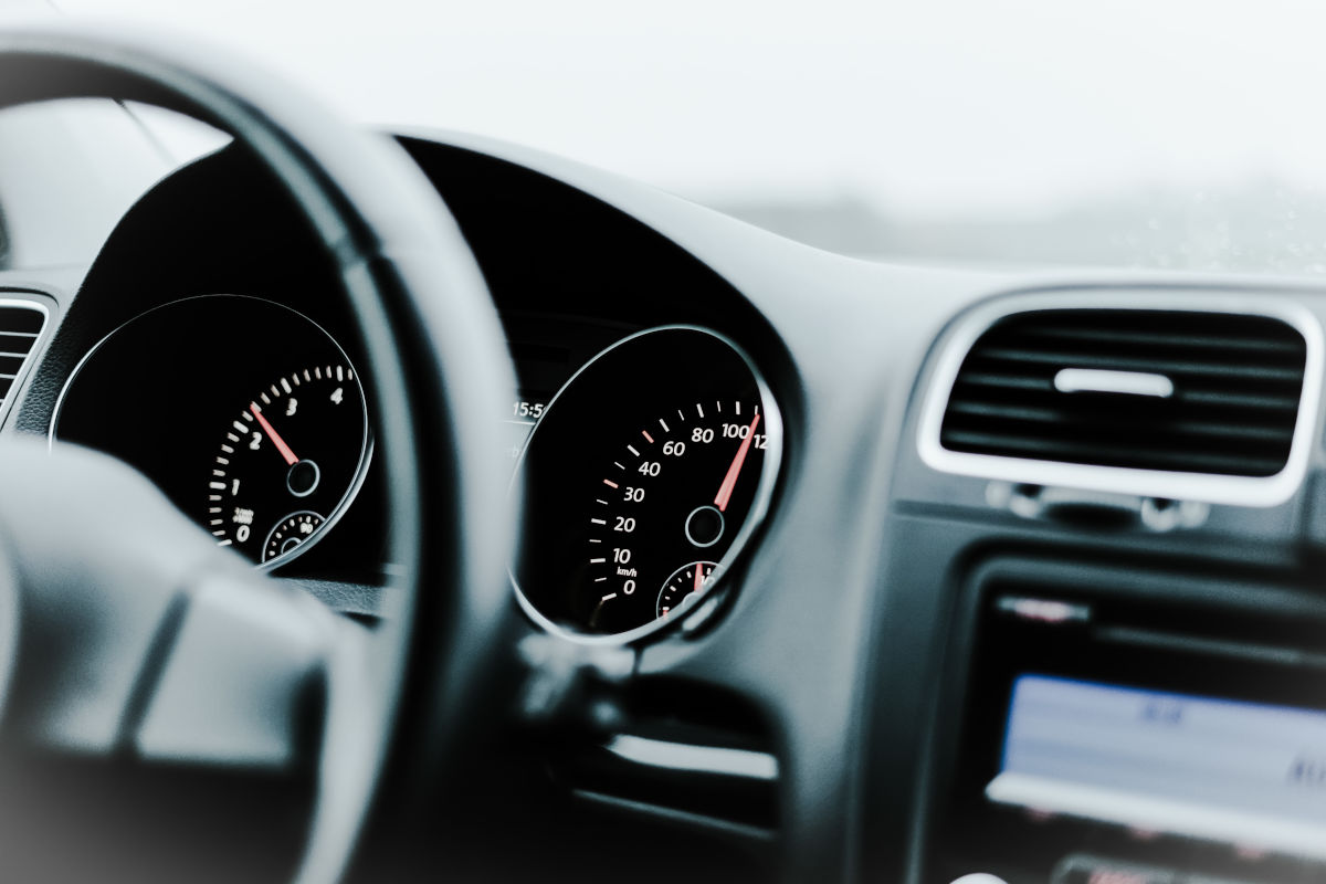 Panoul de bord al unei masini cu volan, dotat cu camera auto duala pentru o experienta de condus mai sigura.