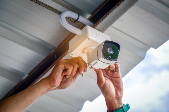 Instalare kit de camere de supraveghere exterior pentru eficienta si siguranta.