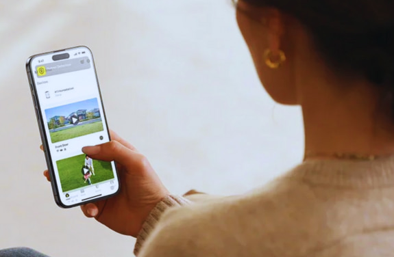 Supraveghere video exterior pe baterie care filmeaza pe intuneric.