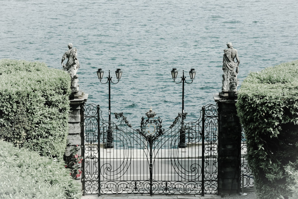 Poarta decorata cu statui la intrare, reprezentand solutii de automatizare pentru zone rezidentiale.